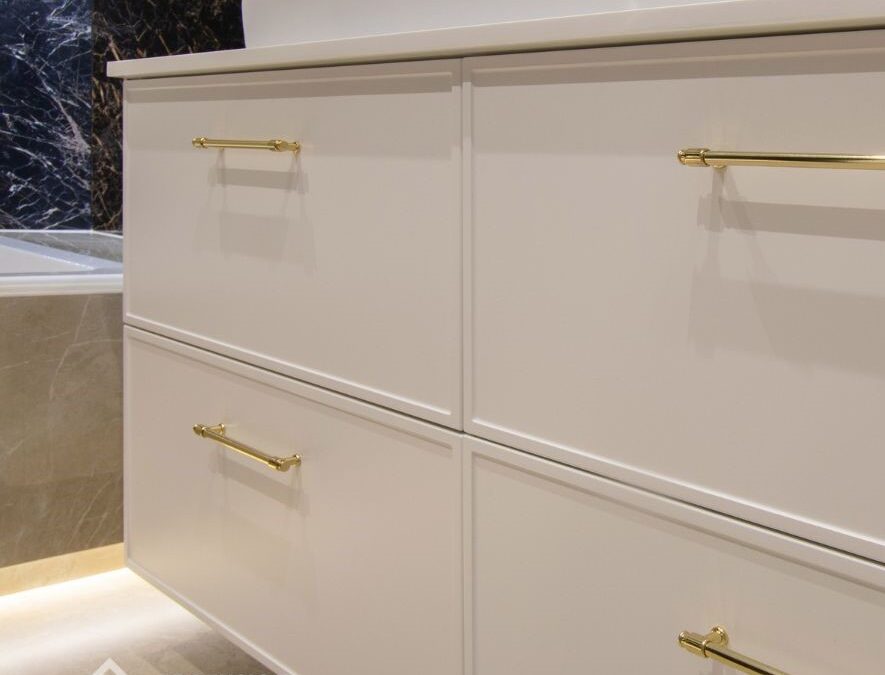 Klasyczna szafka łazienkowa ze złotymi uchwytami